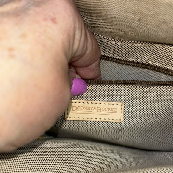 Dooney and Bourke logo signature purse/handbag/satchel. Many compartments. EUC. - Picture 4 of 10